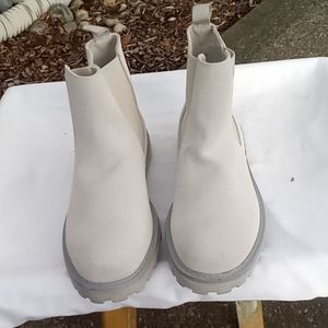 Men's off white Chelsea boots
